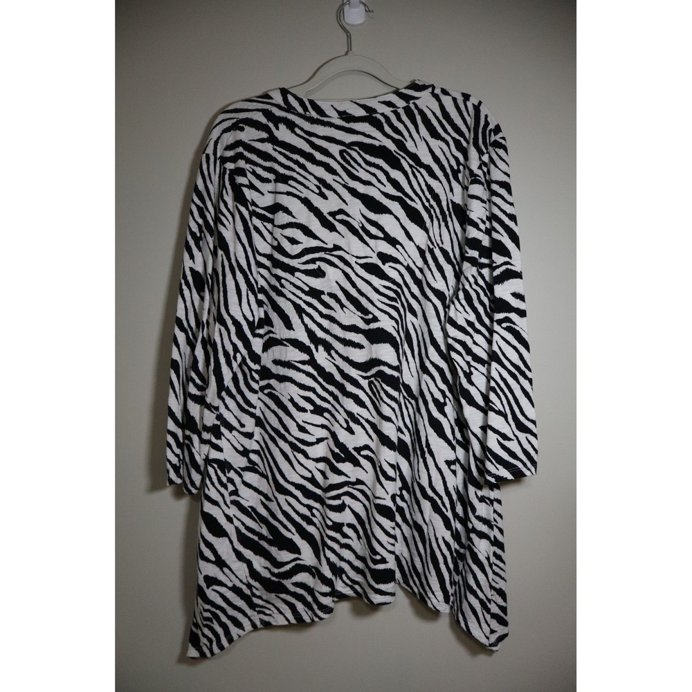 Animal Print Zebra Chico's Tunic Top XL White Black Sharkbite Hem Split Neck - Picture 5 of 5